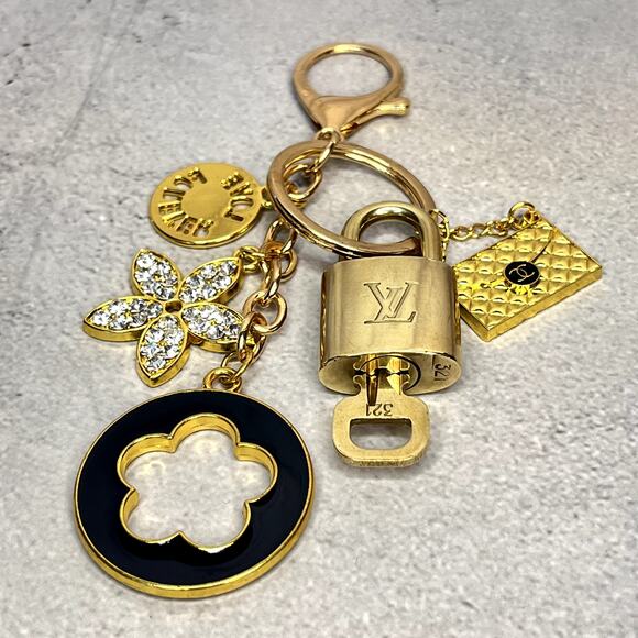 Louis Vuitton Lock & Key #321 with a Clover Charm Keychain & Gold Purse Charm - Picture 5 of 5